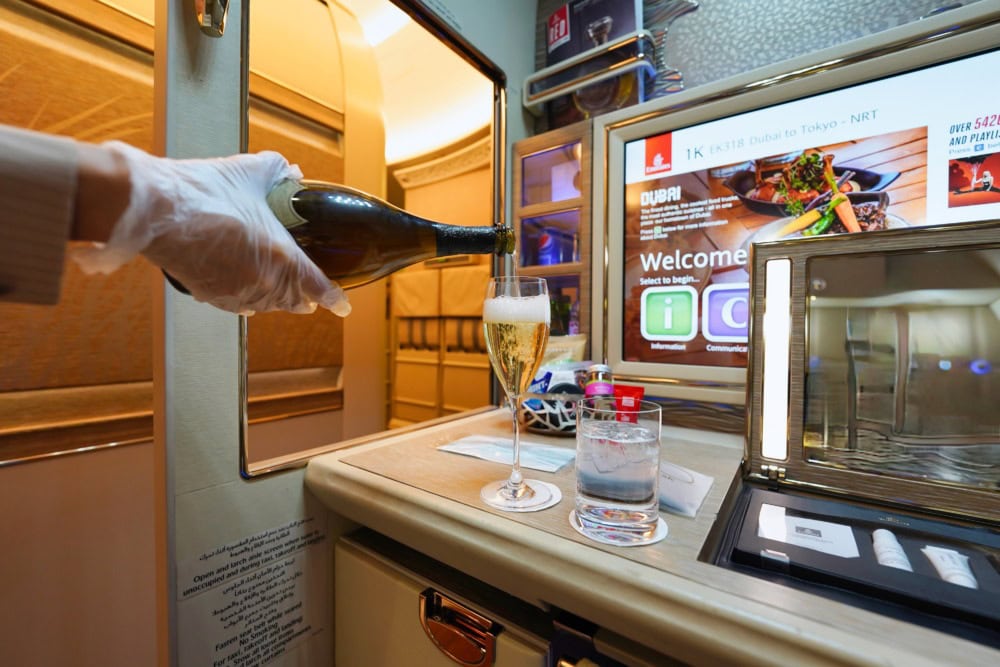 これぞ究極のファーストクラス！至高の完全個室で豪華機内食を